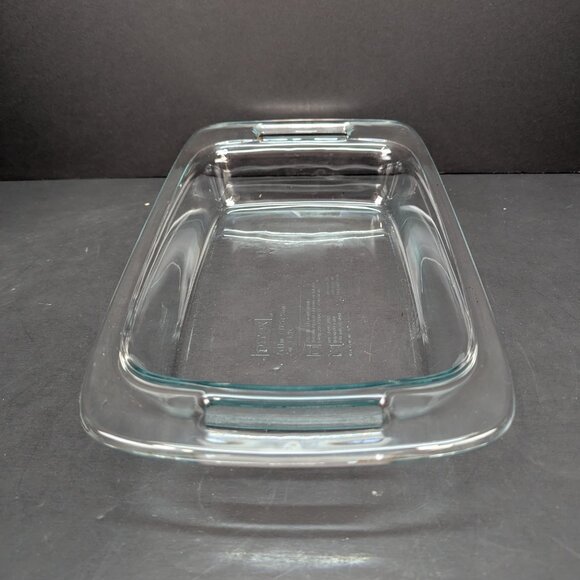 Pyrex 7 x 11 inch Clear Glass Blue Tint Baking Dish with Handles 2 Qt 1.9L - Picture 4 of 7